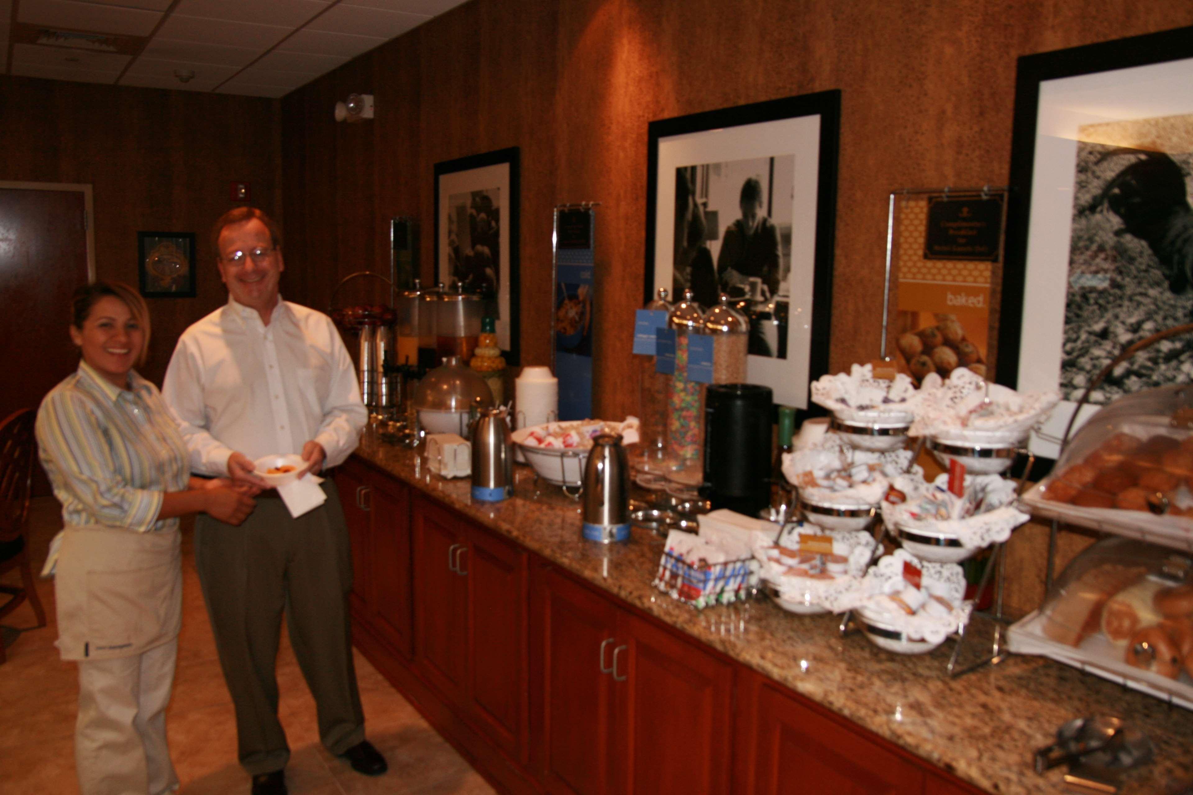 Hampton Inn Woodbridge Restaurant photo