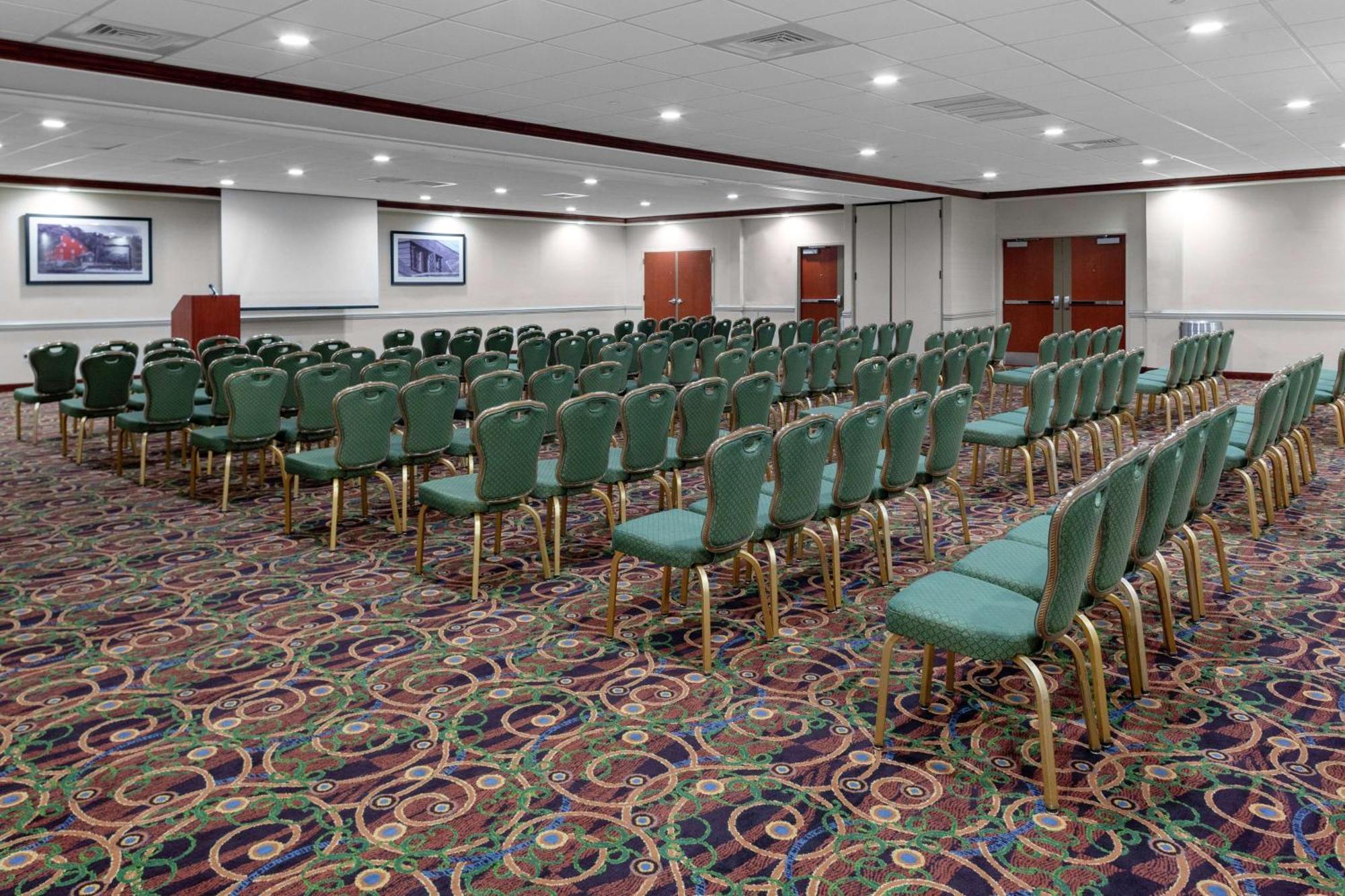Hampton Inn Woodbridge Exterior photo